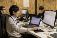 席替えや出張、打ち合わせが対応しやすいように、ノートPC+モニターが標準装備です。