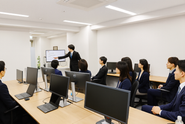 社内勉強会の風景。案件レビューとナレッジ共有を実施