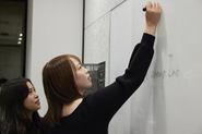 それぞれの経験や知識をいかし、新規事業立ち上げや事業責任者もどんどんメンバーに任せていく文化です。