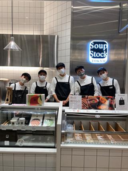 年々制度面も整い、より働きやすい環境になっています！例えば 多様な勤務ニーズを応援する「セレクト勤務制度」では、子どもを持つパパママ社員だけでなく、介護や自己研鑽に取り組む社員すべてに時短勤務を認めています。それぞれの生活やキャリアステップに合わせて、働き方の選択肢を用意することで、急なライフスタイルの変化にも柔軟に対応することができます。