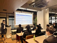 月に1回、全社員が参加する全社MTGを実施しています。経営方針や事業の進捗、会社として目指すゴールを共有し、組織全体で同じ方向を向いて行動できる環境づくりを大切にしています。