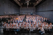 毎年開催している自社イベント「HAPPY TRYANGLE」お取引先300名程度が参加されて大都の戦略を共有します。これは2025年10月開催時の集合写真。場所は名村造船所跡地のライブハウス。