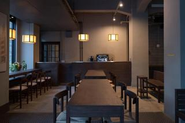 登録有形文化財「堀ビル」をリノベしオープン。夕方の外観も素敵ですね。（goodcoffee新橋）