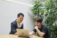 チームで連携しながら課題解決をしていくのが会社の風土として定着しています。個人で悩まずチームプレイで一緒に事業拡大していきましょう！