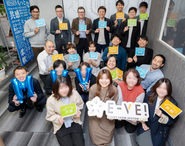 新しく制定したMVVとクレドの前で