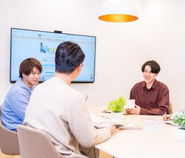 商品部が想いを込めてつくった商品を、WEBマーケティング部が“届くべき人に届くように”最適な訴求を設計します。各部署がお客様のQOLを高めるために、ひたむきに日々の業務に取り組んでいます。