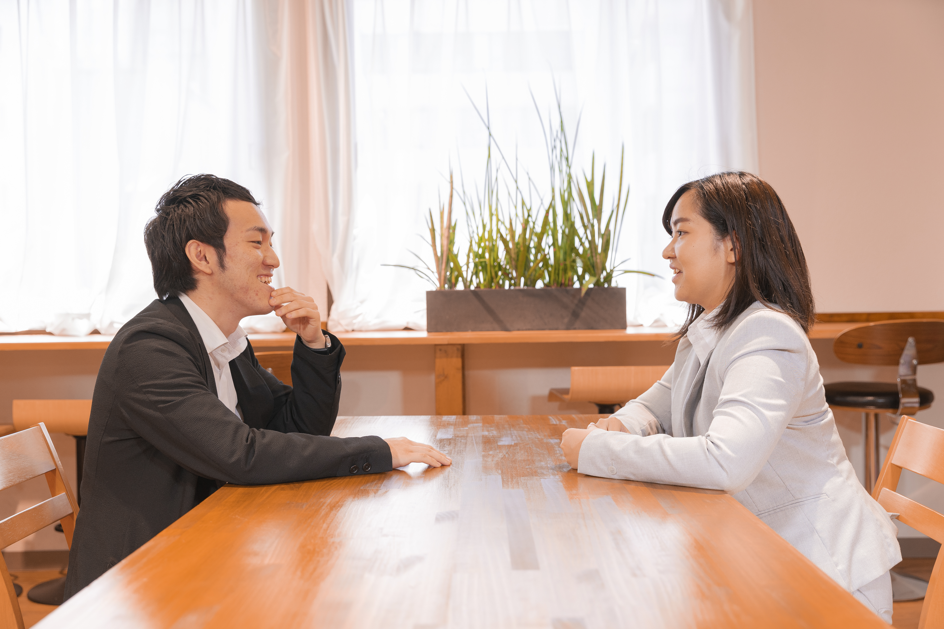 新入社員インタビュー「はみ出しもの募集」に惹かれた二人が語るミテモとは？！