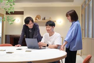 Team Mediiの最大の特徴は、ミッションに強く共感したメンバーが集っているところ。Mediiの目指す世界を実現したいと心から思い、事業に取り組んでいます。