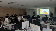 毎月開催される全社員参加型の定例会。プロジェクトの枠を超えて、ナレッジや想いを共有します。