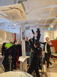 この募集の作成者（私）がなんとなくこの写真好きなので載せときます笑　内定者研修の時の写真ですね^^