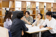 サービス改善に向け、チームやポジションに関わらず、日々議論を進めております。