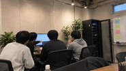 モニターを囲んで技術について話す時間
