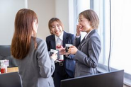 役職や年次に関係なく、誰もが本音で話せる空気です。 
