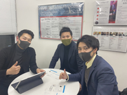 入社一年で営業マネージャを達成、若干25歳の野心家、阿部（写真真ん中）大手上場起業新卒で入社後一年でやめ、個人事業でやっていたがうまくいかず、とあるきっかけでうちの事業へ。持ち前の明るさとフットワークの軽さでみるみる営業組織を大きくし、来年地元埼玉へ自分のオフィスを設立予定。