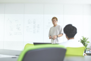 壁全面のホワイトボードでアイデアをかき出し、知恵を集めます。