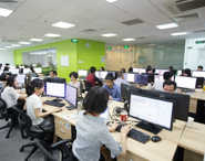 オフショア事業では、ベトナムの3拠点（ハノイ・ダナン・ホーチミン）に700人近いエンジニアが働いています