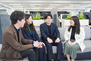 当社では、社員同士のコミュニケーションを大切にしており、活気あふれるオフィスです。コミュニケーションを通じて、チームワークを育みながら、刺激し合い、高め合える環境です。
