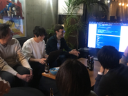 個人で作ったプロダクトやサービスをシェアしている様子。小規模のグループでカジュアルに話がきでるような場です。