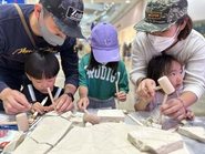 親子で真剣にワークショップに取り組んでいる様子です。