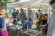 BBQはご家族も参加です。火起こしは子どもたちが担当。