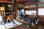飛騨の匠の技の光る重厚な古民家、まだまだ文化財級のものゴロゴロありますが、私たちの行った調査によると今後激減の危機に瀕しています。小さな１企業でもできることとして、ボランティア活動「飛騨の民家お手入れお助け隊」を実施しています