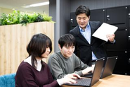 第2新卒でIT未経験で入社する社員が多く在籍しており、様々なバックグラウンドを持った社員が在籍しています。 （不動産営業、バイクショップ店員、ゲームセンター店長、アパレル販売、塾講師、事務職などなど・・・）
