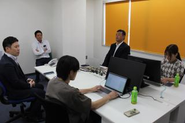 活発な意見が飛び交うミーティングの様子です。熱い議論を重ねていると、あっという間に時間が過ぎてしまうほど。一人ひとりのアイデアや意見を尊重し、全員で会社の未来を創っていくのが私たちのスタイルです。入社後は、あなたもぜひこの輪に加わり、会社を動かす一員として一緒に挑戦していきましょう！