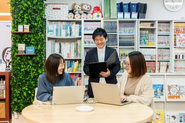 SNECでは、1人の生徒に教員・支援員・相談員の3人の職員がつきます。それぞれの視点で生徒をみることができるので、生徒に様々な選択肢を提供することが出来ます。
