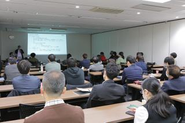 月に一度の「コラボカイギ」で、市場変化や技術動向を全社員に共有。