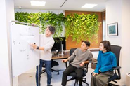 お互いにフラットに意見をぶつけ合い、議論が白熱するのもローンディールの特徴。入社年次や年齢は関係ありません。あなたの個性・意見がローンディールに新たな価値をもたらします。