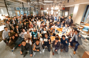 「良い人と良い仕事がしたい」その思いでこの場に集まった人たちと、互いの持っている経験知識をシェアしながら事業をカタチにしています。起業が決まった方の会社ロゴを、共にこの場で働くデザイナーさんが作るなんてことも。互いの経験を持ち寄り高め合うリアルイベント・オンラインイベントを開催してきましたが、今後はより多くの方の事業支援ができるようなシステムアプリも開発中です。