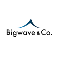 当社は2026年2月に事業の多角化を見据え、コーポレートブランドを刷新し、リブランディングを実施しました。ロゴには社名の大きな柱である「大きな波」をイメージしたシンボルを作成し、「上昇志向」「人と人との繋がり」「二本足で地に足をつけながら挑戦」などといった意図を込めています。