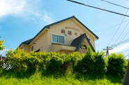 神馬建設が実際に施工した店舗を兼ねた住宅です。丁寧に施工しているからこそ、建ててからはもう30年以上経っていますが、不具合もほとんどなく、一度外壁を塗り替えたくらいです。