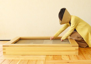 ヒト用サイズに拡大製作した商品でネコの世界を体験する場