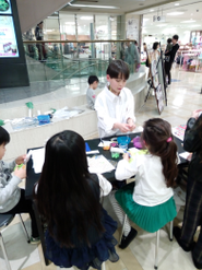 自分で考えた万華鏡を、一般の子供たちに教える生徒