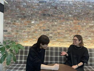 カフェスペースでは部署関係なくコミュニケーションが取れます。ランチや飲み会など様々なシーンで利用できます！