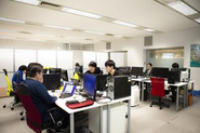 数年前からリモートワークを適用し、リモート×出社の勤務形態をとっています
