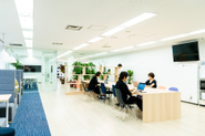 2019年6月に移転した代々木新オフィス、6Fのフリースペースでも自由に働ける環境です