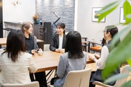 開放感のある本社のフリースペース。思わず話が弾みます！