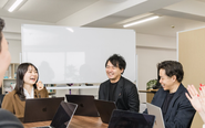 リラックスした雰囲気の中で行われるカジュアルなミーティング風景。入社年次に関わらず、対等に話し合えるのが当社の特徴です。