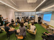 定期的に社内勉強会を開いています