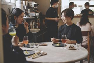 一流を体験して社内に還元するために、有名レストランやホテルを体験しにいく研修も。