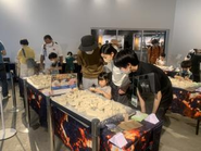 大人気のトレジャーハンター化石発掘体験の様子。
