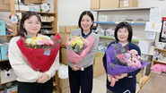 誕生日会では代表から花束が渡されて、ケーキを食べるのが弊社の文化です。