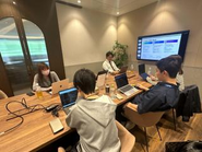 ビジネス職・コーポレート職はリモートと出社の併用、プロダクト職はフルリモート勤務です。1日の標準労働時間は8時間、10-19時の間にミーティングを入れます。