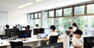 エンジニア～管理部までワンフロアで稼働。フラットにコミュニケーションが取りやすい仕組みになっています。