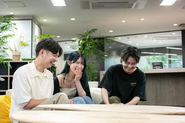 明るいスタッフが多く年齢性別問わずにスタッフ同士の距離が近いです！