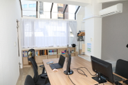 日当たりのよい部屋で、快適に仕事をすることができます！