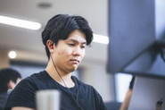 他の人の会話が気になる、あるいは音楽を聴いたほうがパフォーマンスを発揮できる方もいると思います。「効率重視」の当社では、音楽を聴きながらの作業を認めており、それぞれが「最も集中できる環境」で仕事をすることができます。