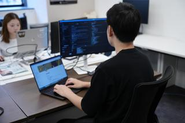 AIを使い倒し、速くつくり、速く改善する開発文化。フォワードのプロダクト開発は、「速攻品質」×「使い倒す」をキーワードに、価値に向かうために必要であればすぐに仕様を変え、すぐ実装し、すぐユーザーに届ける。生成AIを活用した開発効率化や自動化も日常的に取り入れながら、ユーザーが本当にほしい体験を最短で形にし、顧客からの高評価をいただいています。